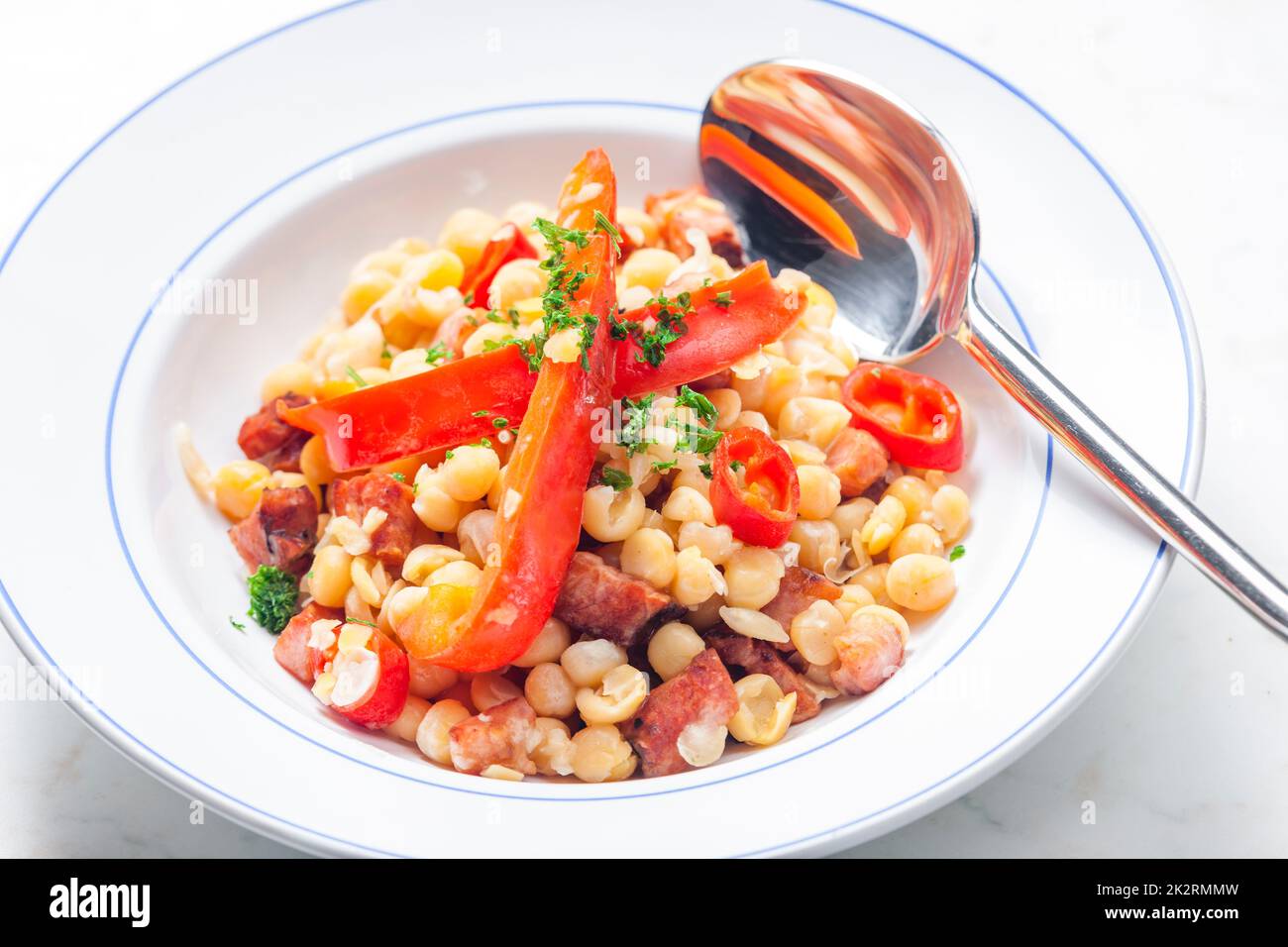 miscela di piselli gialli e pancetta servita con pepe rosso e peperoncino Foto Stock