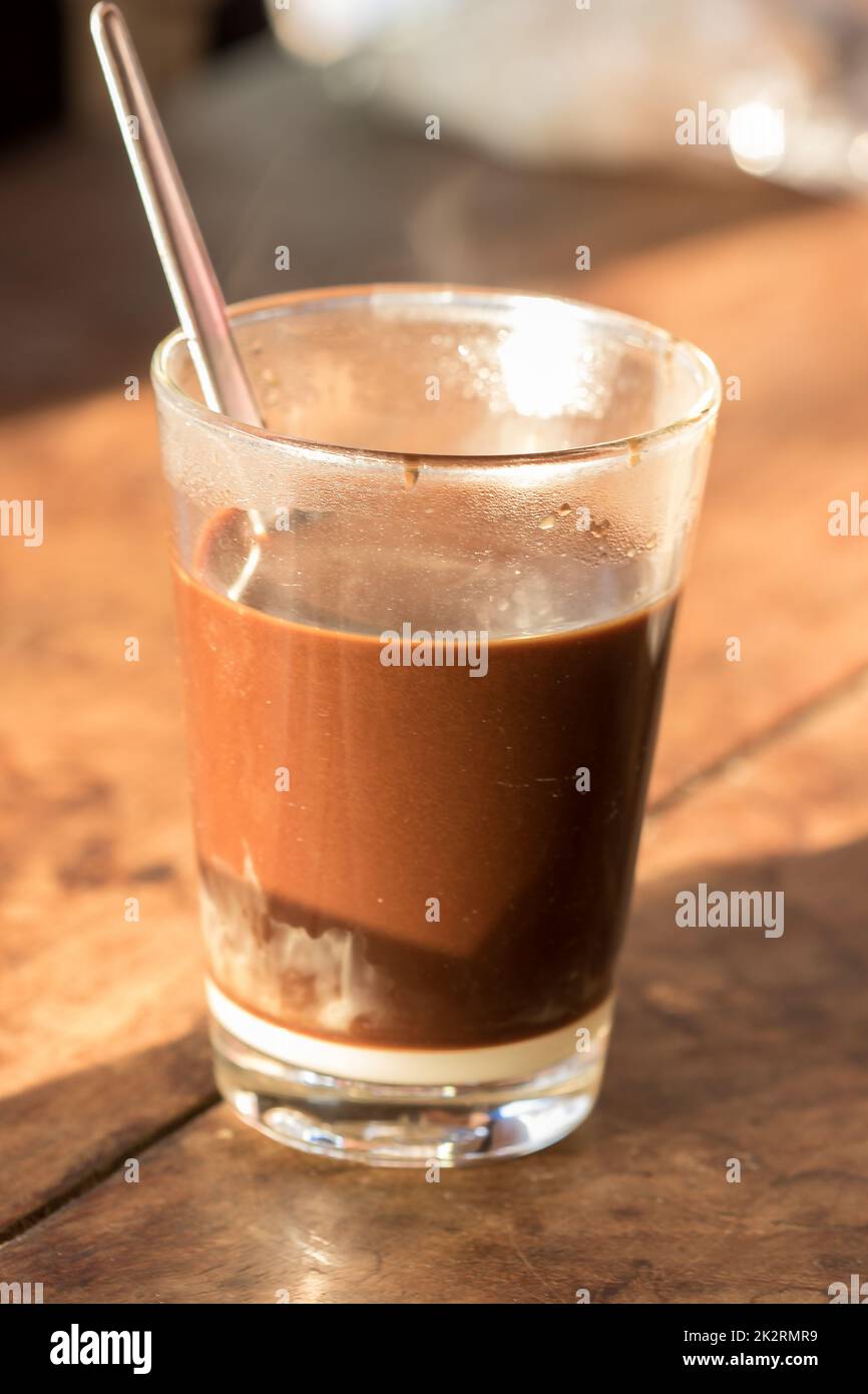 Caffè caldo in un bicchiere, mettere sul tavolo Foto Stock