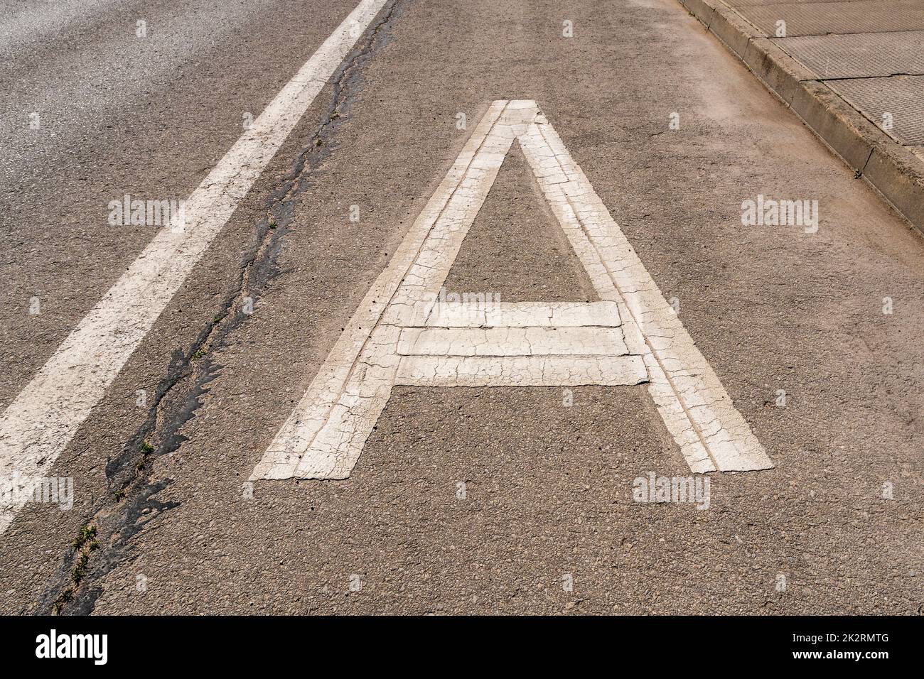 Strada asfaltata con lettera Bianca A. Foto Stock