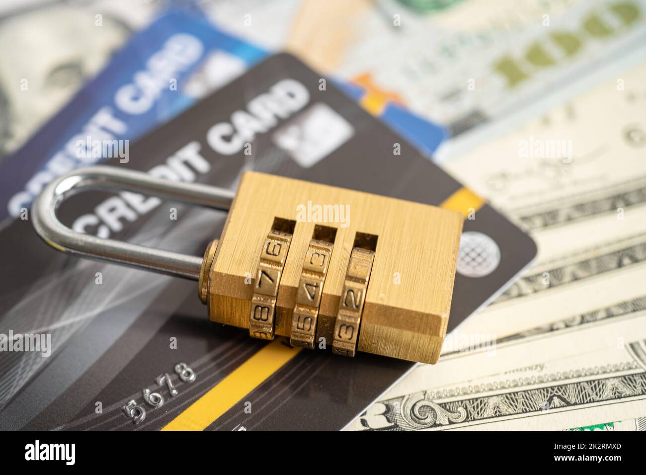 Carta di credito con chiave password di sicurezza su sfondo dollaro USA. Foto Stock
