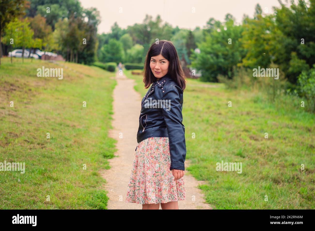 ritratto di una giovane ragazza dai capelli neri nel parco Foto Stock