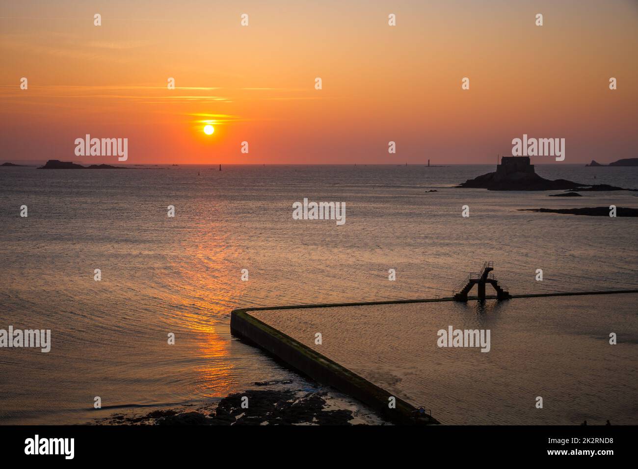 Piscina naturale di Saint-Malo al tramonto, bretagna, Francia Foto Stock