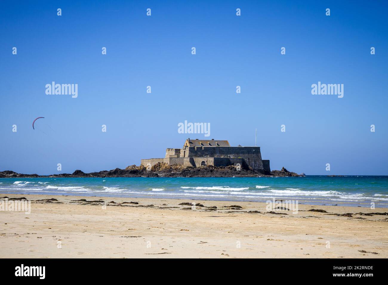 Fort National e un kite surfer sul mare nella città di Saint-Malo, Bretagna, Francia Foto Stock