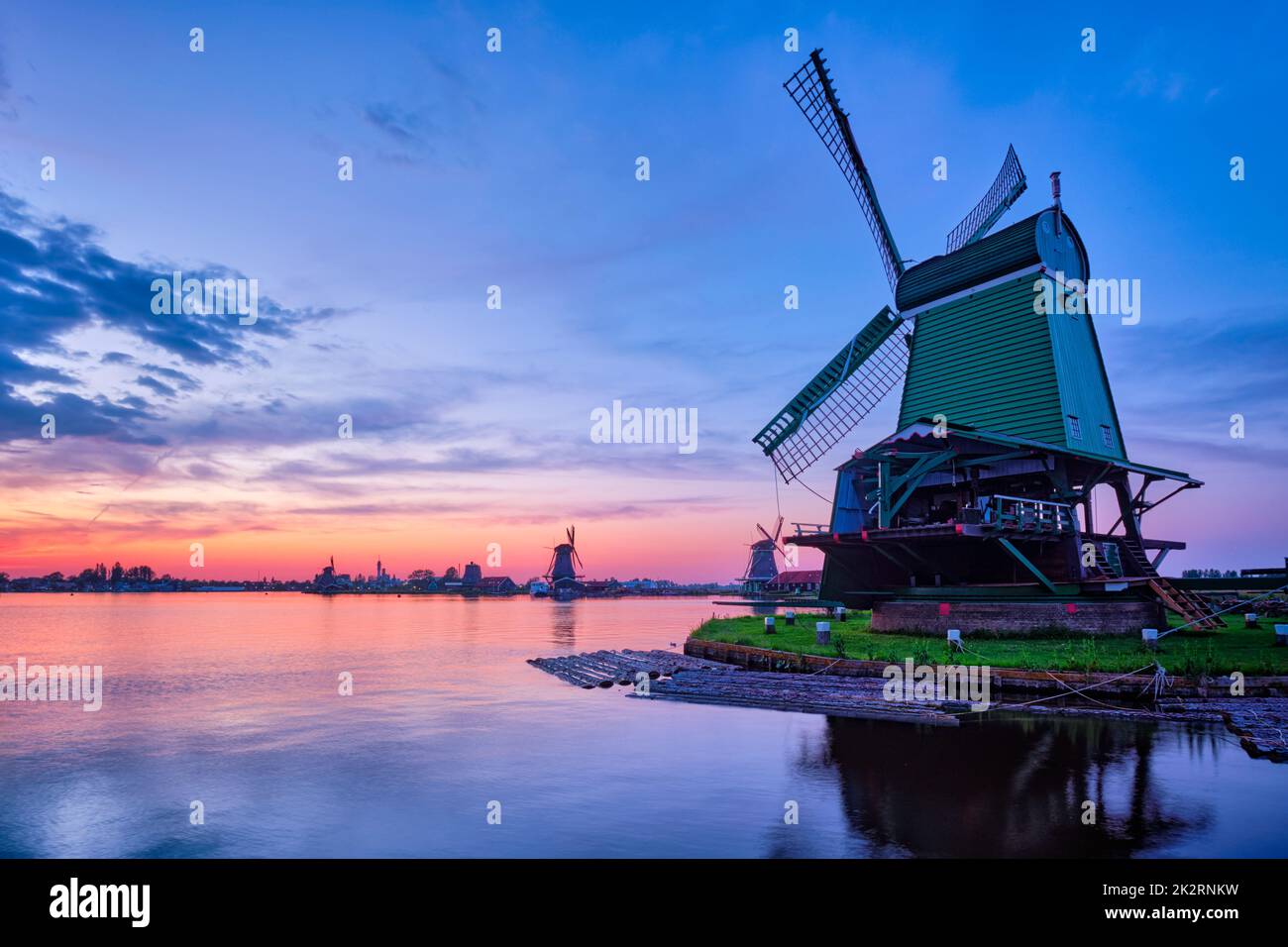 Mulini a vento nel famoso sito turistico Zaanse Schans in Olanda con cielo drammatico. Zaandam, Paesi Bassi Foto Stock