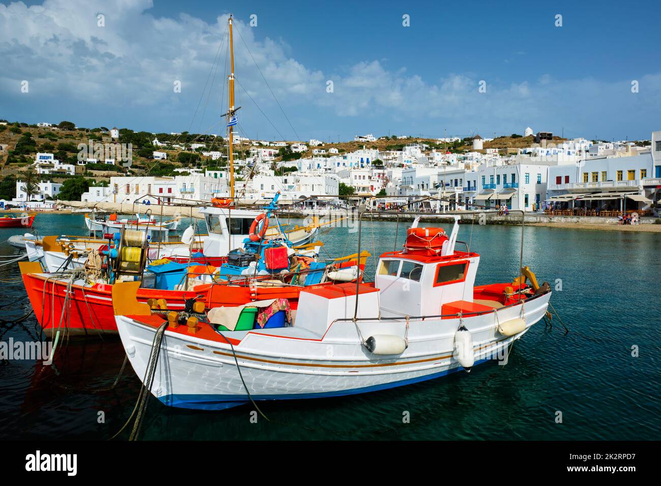 Barca da pesca greca nel porto di Mykonos Foto Stock
