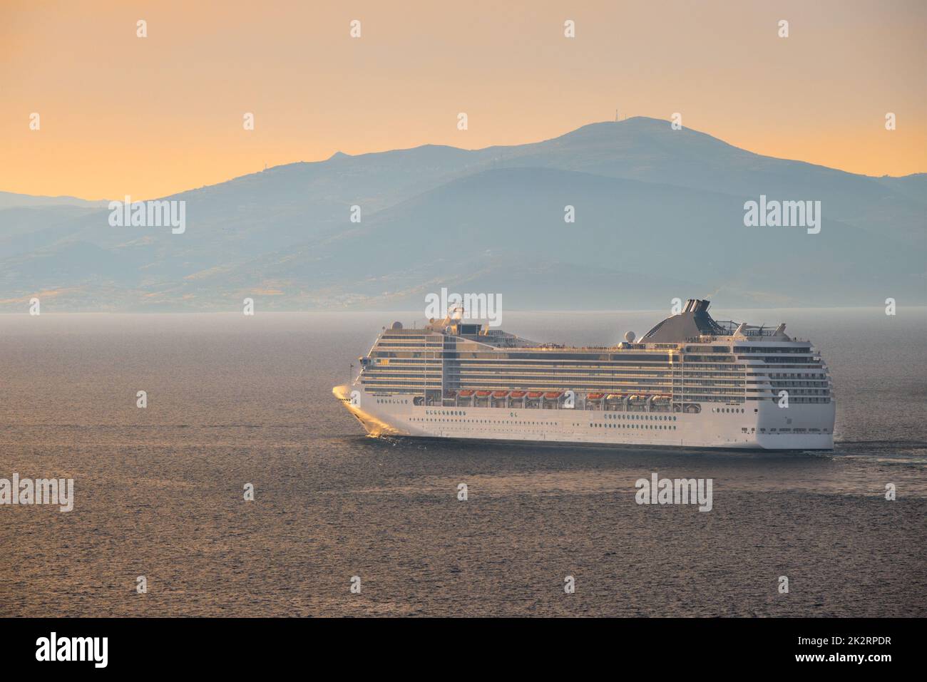 Nave da crociera nel Mar Egeo al tramonto Foto Stock