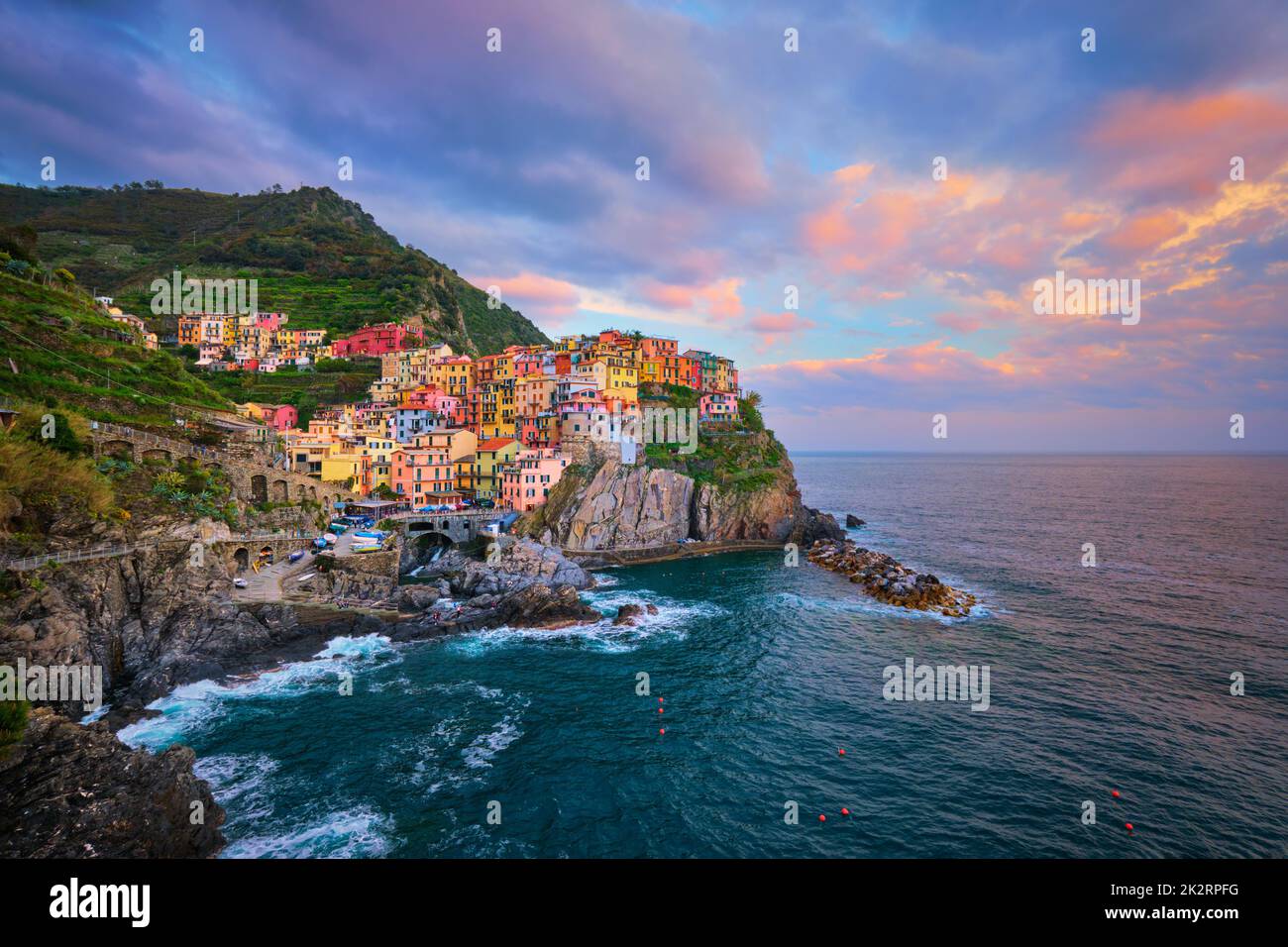 Manarola villaggio sul tramonto, Cinque Terre Liguria, Italia Foto Stock