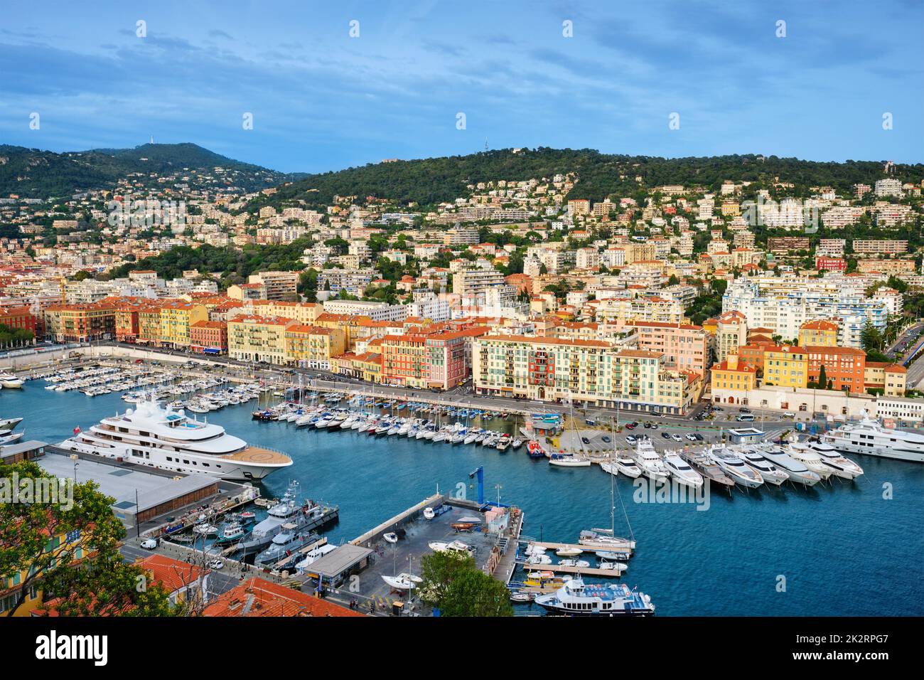 Vista del porto vecchio di Nizza con yachts, Francia Foto Stock