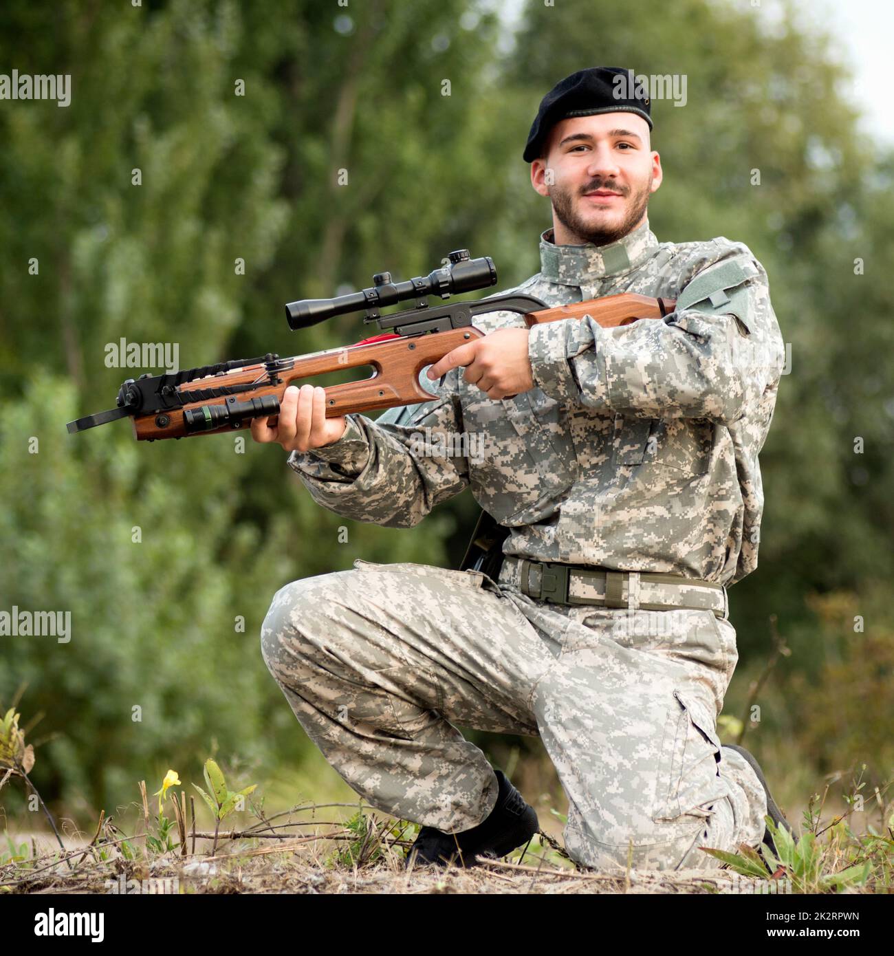 persona militare con balestra Foto Stock