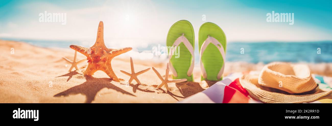 Accessori da spiaggia sulla sabbia del mare in estate. Foto Stock