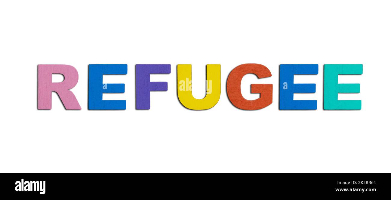 Rifugiati, parola scritta in colorate lettere di legno isolato. Migrazione sicura per le persone Foto Stock