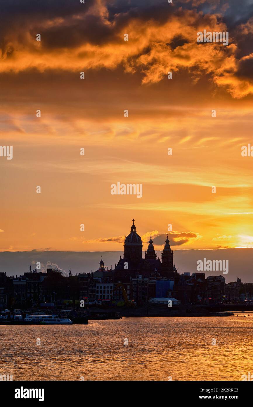 Paesaggio urbano di Amsterdam skyline con la Chiesa di San Nicola su Foto Stock