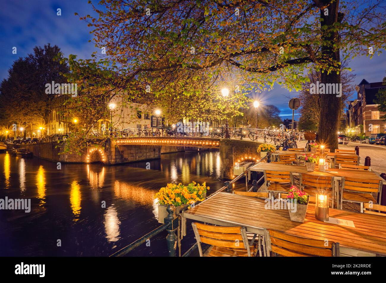 Amterdam cafe tabelle, canal, il ponte e le case medievali in e Foto Stock