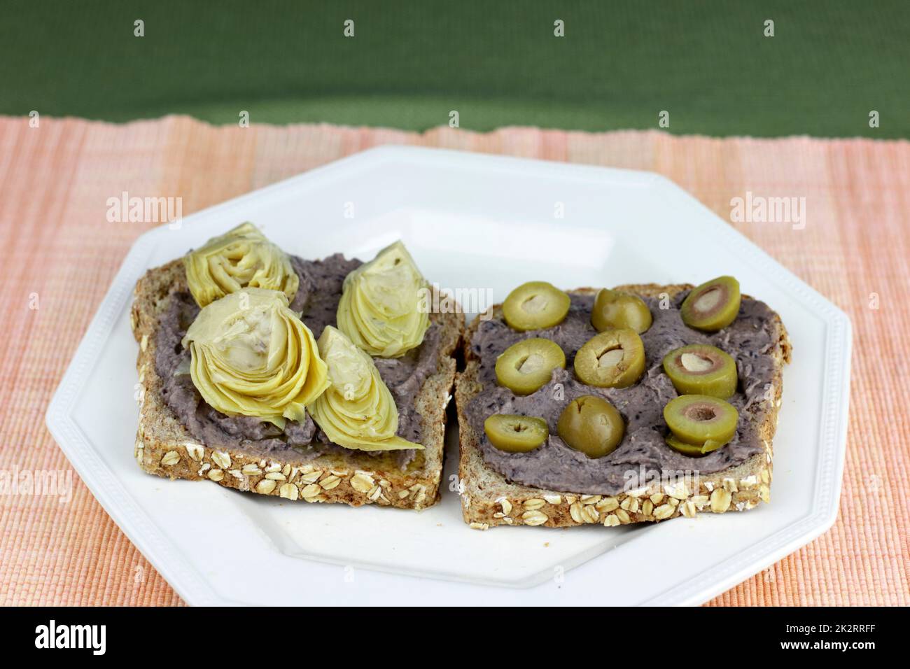 Pane germogliato, Hummus di fagioli neri e snack di verdure Foto Stock