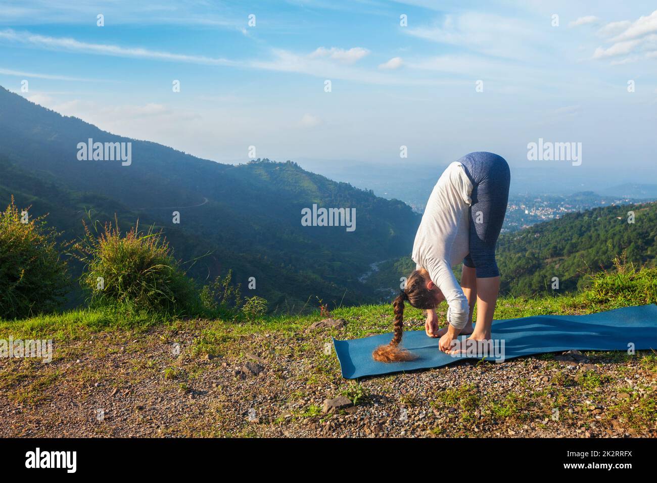 Donna fare yoga Sun salutation Surya Namaskar Foto Stock