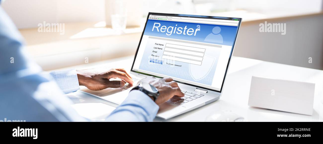 Imprenditore il deposito a mano modulo di registrazione online su Laptop Foto Stock