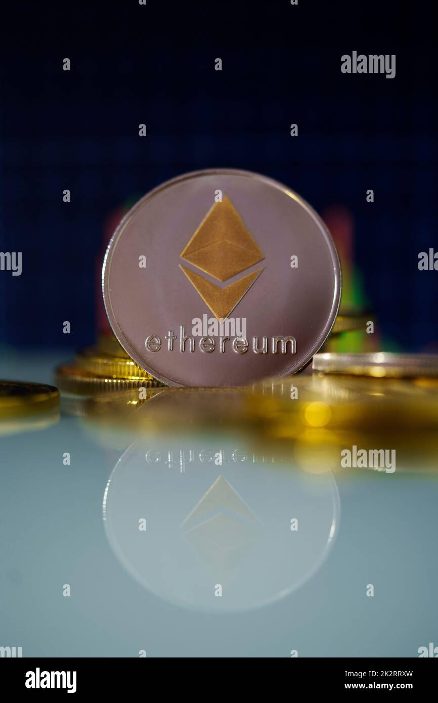 Gold Ethereum con grafico a candela e sfondo digitale Foto Stock