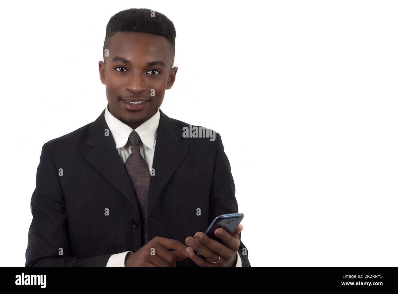 giovane uomo che tiene la tecnologia del telefono cellulare vestito e tie uomo d'affari su sfondo bianco Foto Stock
