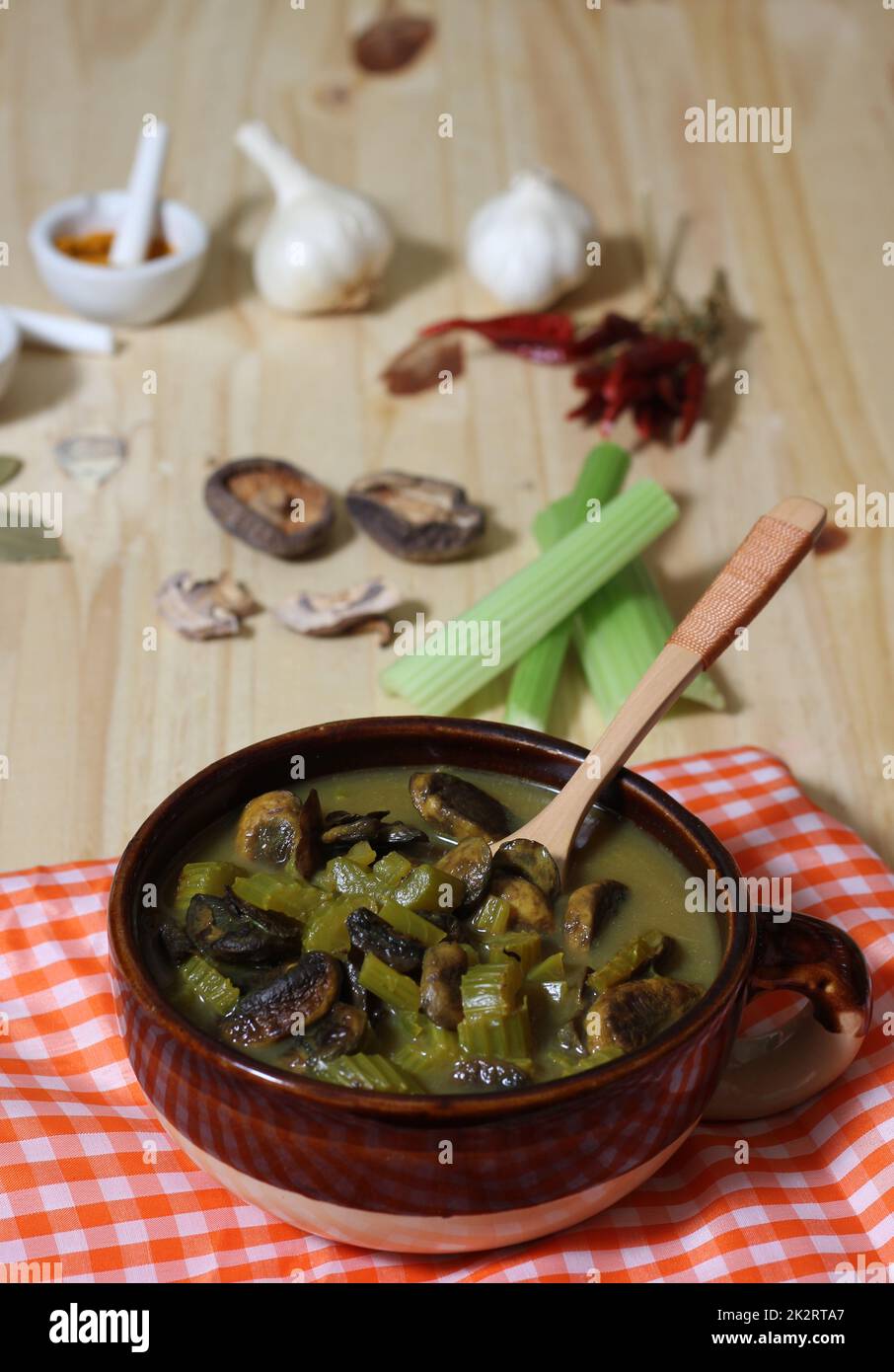 Sostanziosa zuppa di funghi e sedano con brodo vegetale piccante Foto Stock