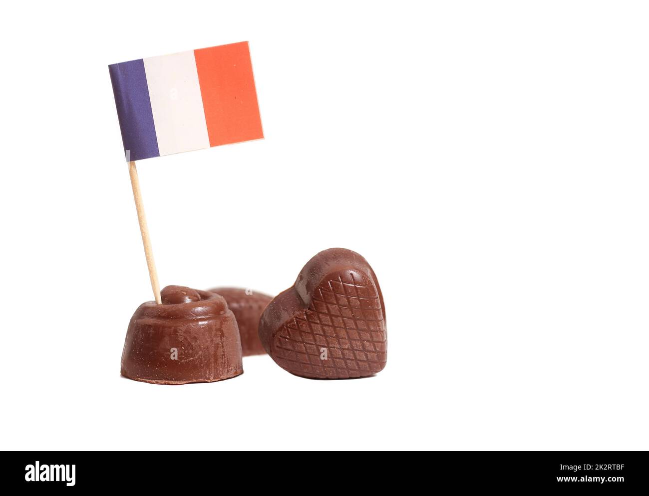 Tartufi di cioccolato francese con bandiera francese isolati su sfondo bianco Foto Stock