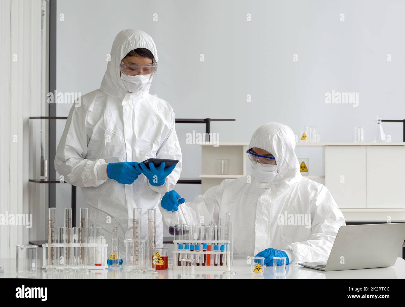 Ricercatore epidemiologico in tessuto di protezione del virus che lavora in laboratorio. Processo di test del ceppo Omicron, malattia di Coronavirus 2019. Foto Stock