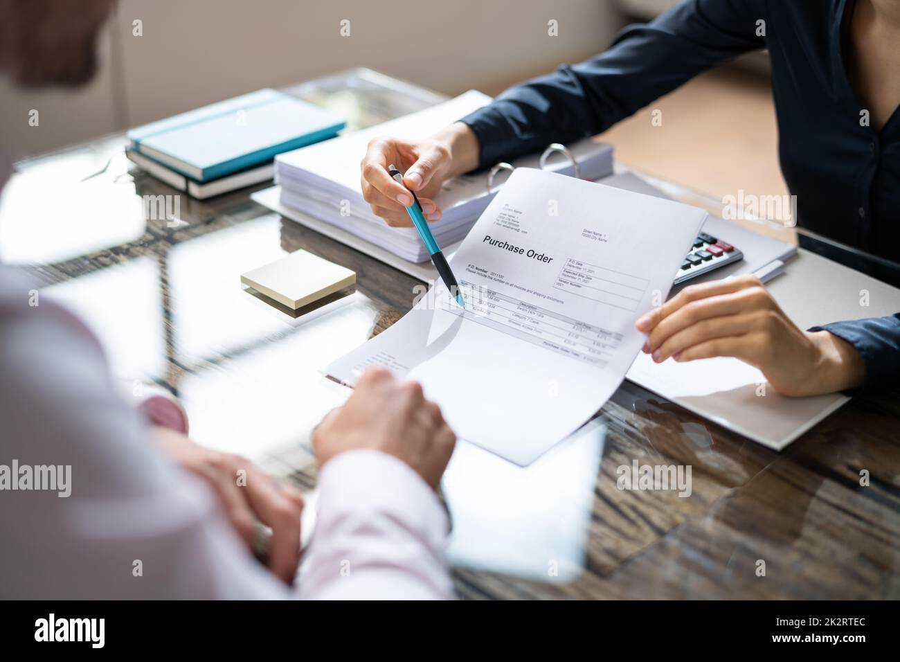 Advisor finanziario a discutere di una fattura con il suo cliente Foto Stock