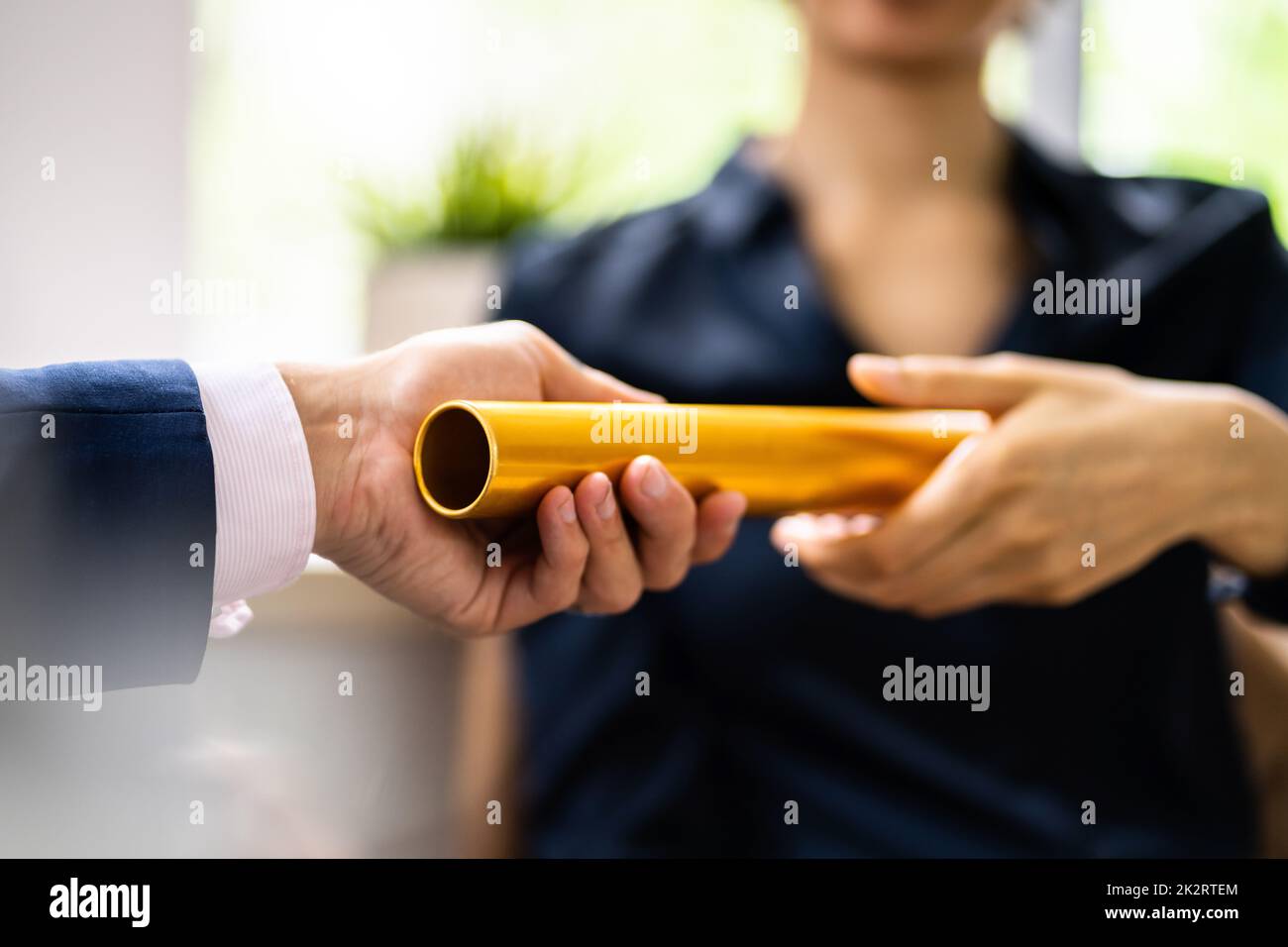 Passaggio di Golden Relay Baton ad un'altra persona Foto Stock