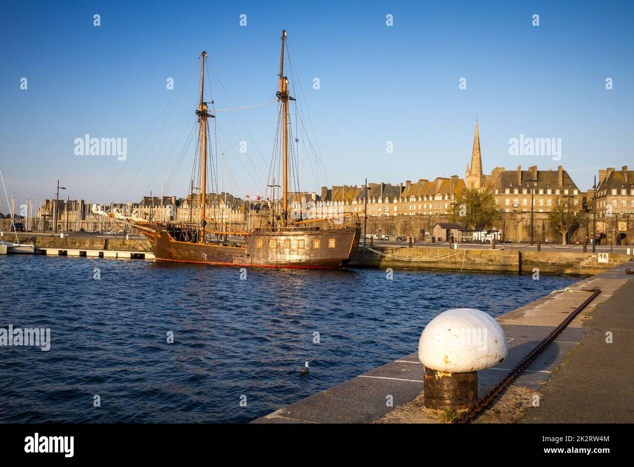 Vecchia nave corsara nel porto di Saint-Malo, Bretagna, Francia Foto Stock