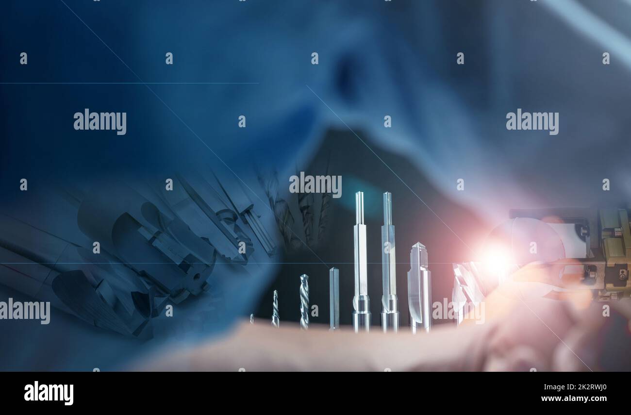 Attrezzi speciali. Utensili da taglio in carburo per applicazioni industriali. Attrezzi speciali su ordinazione. Trapano, alesatore, macchina manuale robotica. Vista in carburo cementato HSS dallo spazio tra le ascelle del tecnico. Foto Stock