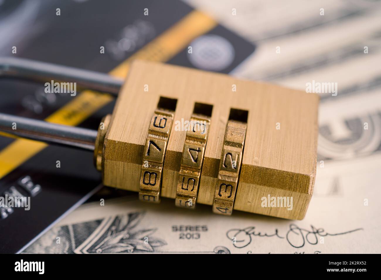 Carta di credito con chiave password di sicurezza su banconote in dollari USA sfondo denaro. Foto Stock