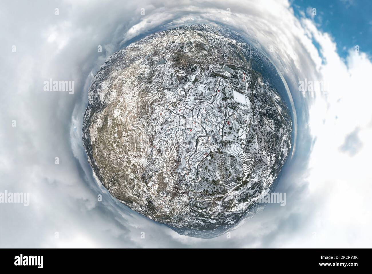 Villaggio di montagna coperto di neve Kyperounta, Cipro. Panorama sferico Foto Stock