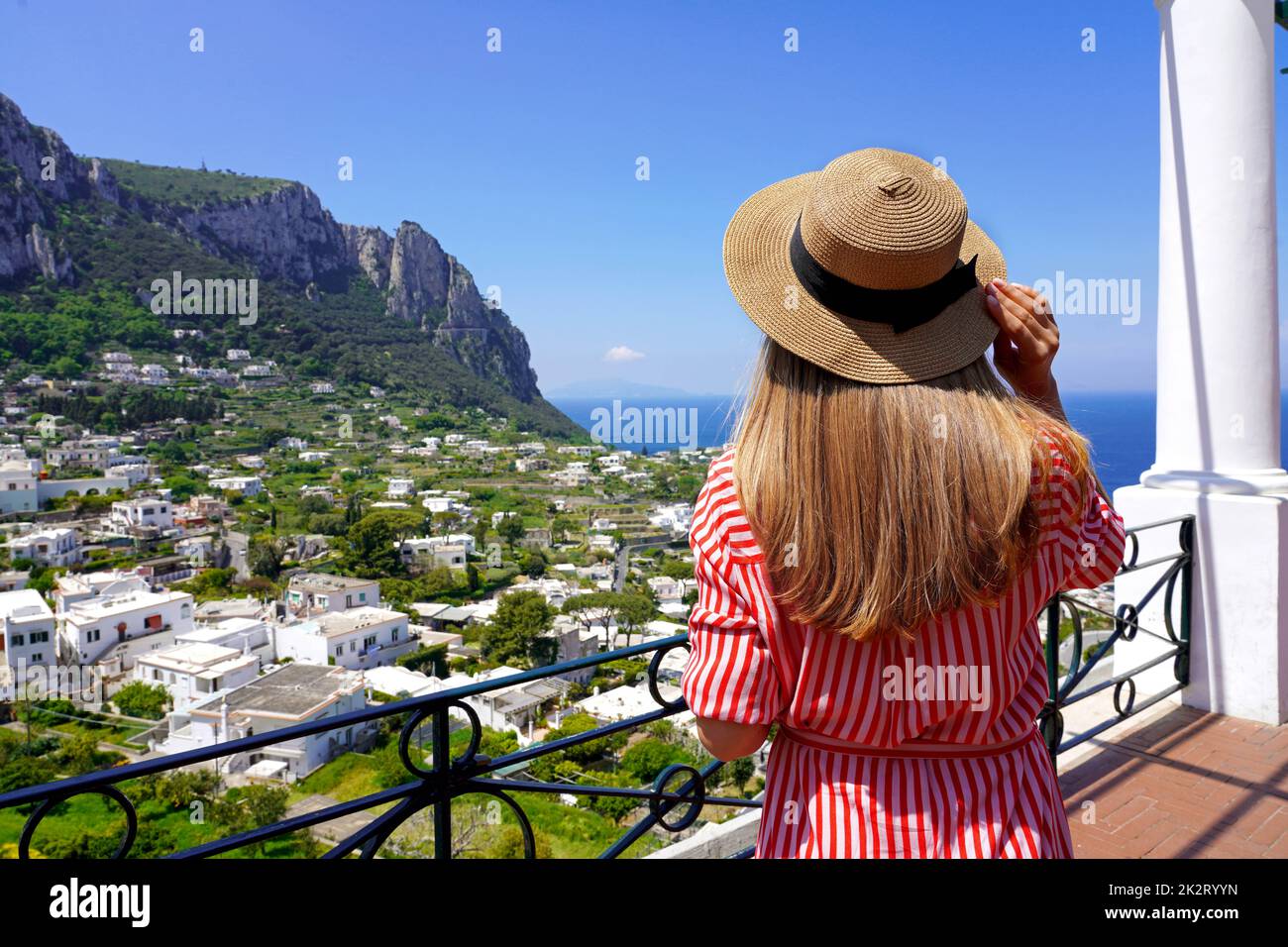 Turismo in Italia. Vista posteriore della bella ragazza che guarda Capri vista dalla terrazza, Capri Island, Italia. Foto Stock