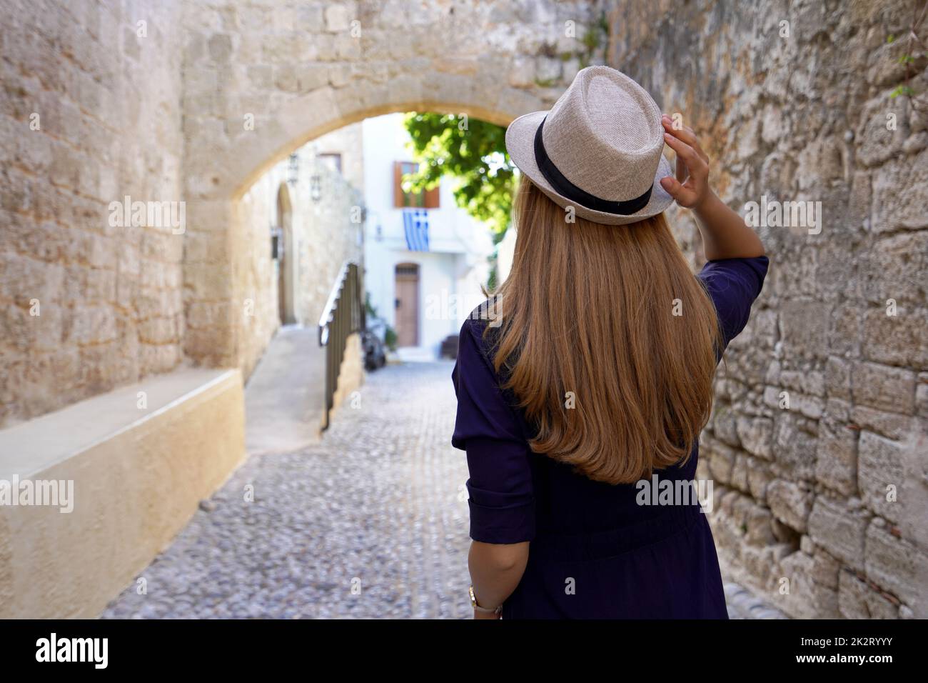 Viaggi in Grecia. La vista posteriore della ragazza turistica che visita la città vecchia di Rodi, Grecia. Foto Stock