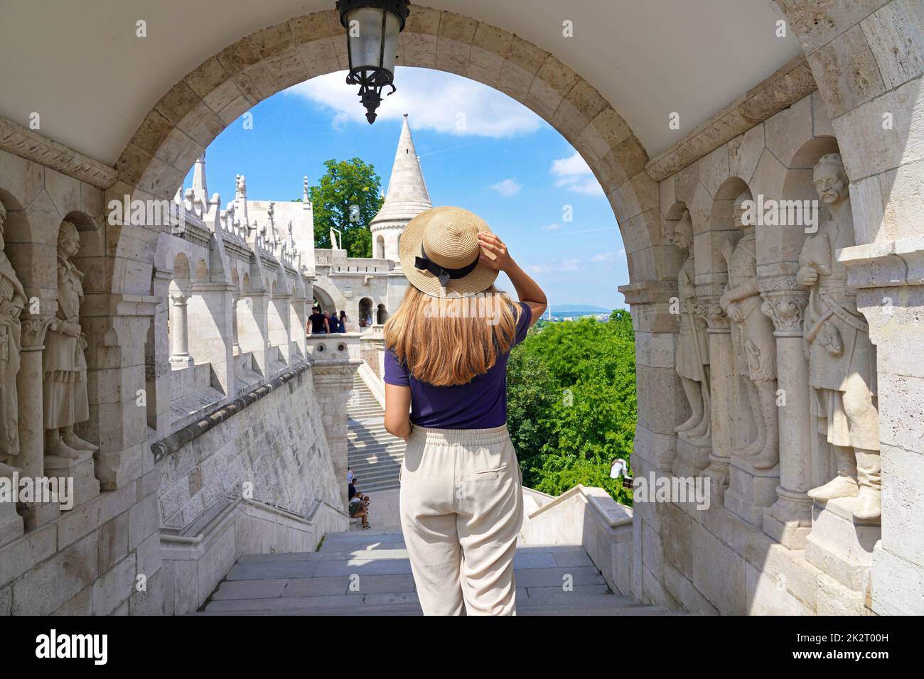 Giovane donna turistica a Budapest, Ungheria. Bella ragazza che visita il Bastione del Pescatore nel quartiere del Castello di Budapest, Ungheria. Foto Stock