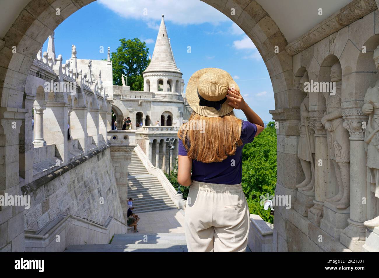 Visitare Budapest, Ungheria. Vista posteriore della giovane donna alla scoperta della storica città di Budapest, Ungheria. Foto Stock
