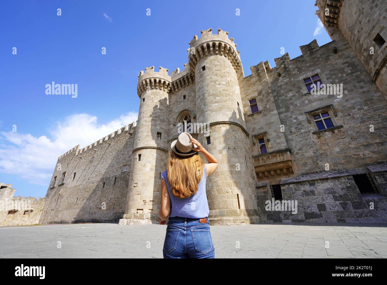Vista posteriore della ragazza turistica che visita il Palazzo del Gran Maestro dei Cavalieri di Rodi, Grecia Foto Stock