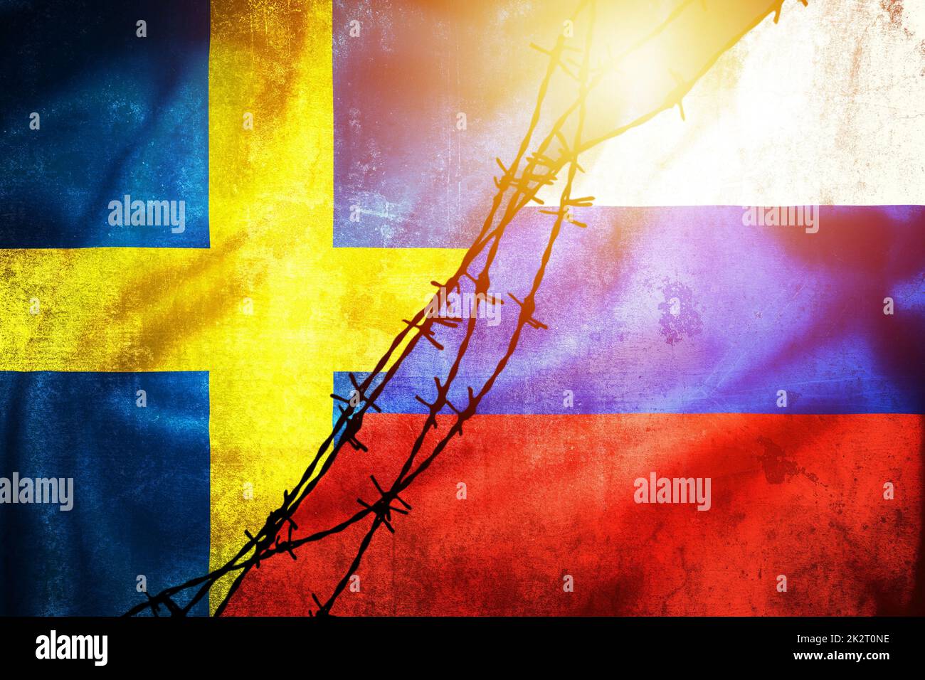 Bandiere di grunge della Federazione russa e della Svezia diviso dalla figura del sole del filo di chiatta Foto Stock