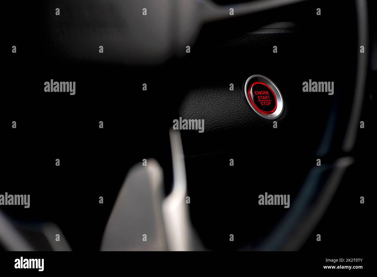 Pulsante di avviamento nel motore della vettura premuto in rosso Foto Stock