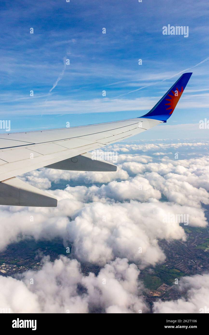 Vista dalla finestra dell'ala di un aeromobile Jet 2 Boeing 737 poco dopo il decollo dall'aeroporto di Manchester, nel nord dell'Inghilterra, nel Regno Unito Foto Stock