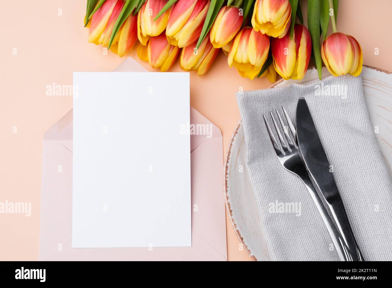 Mockup per le congratulazioni invito o menu. Carta vuota in busta con un'elegante impostazione da tavolo. Foto Stock
