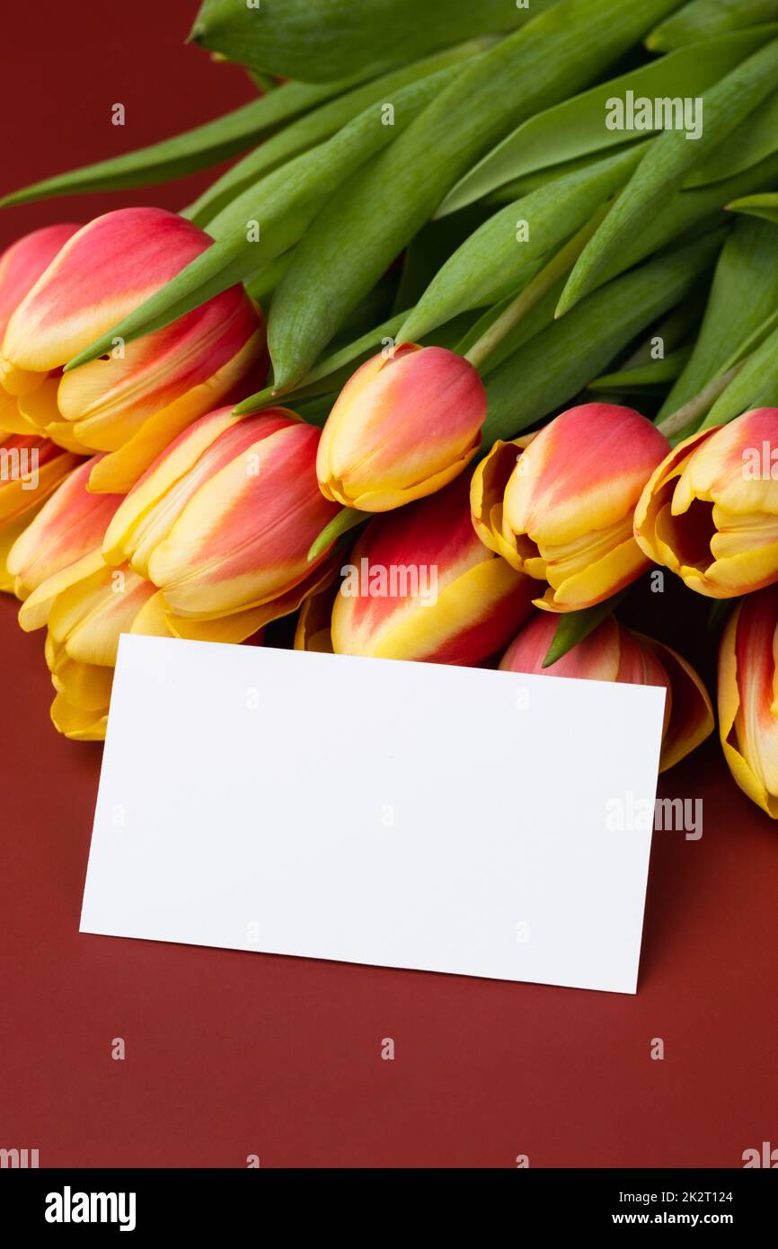 Pulire minimal biglietto da visita mockup con bouquet di tulipani Foto Stock