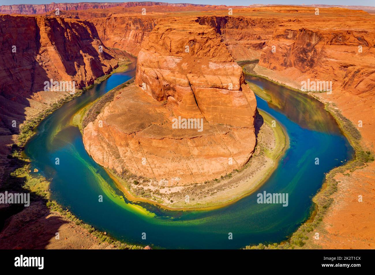 Horseshoe Bend sopra il fiume Colorado smeraldo al tramonto, Page, Arizona, Stati Uniti Foto Stock