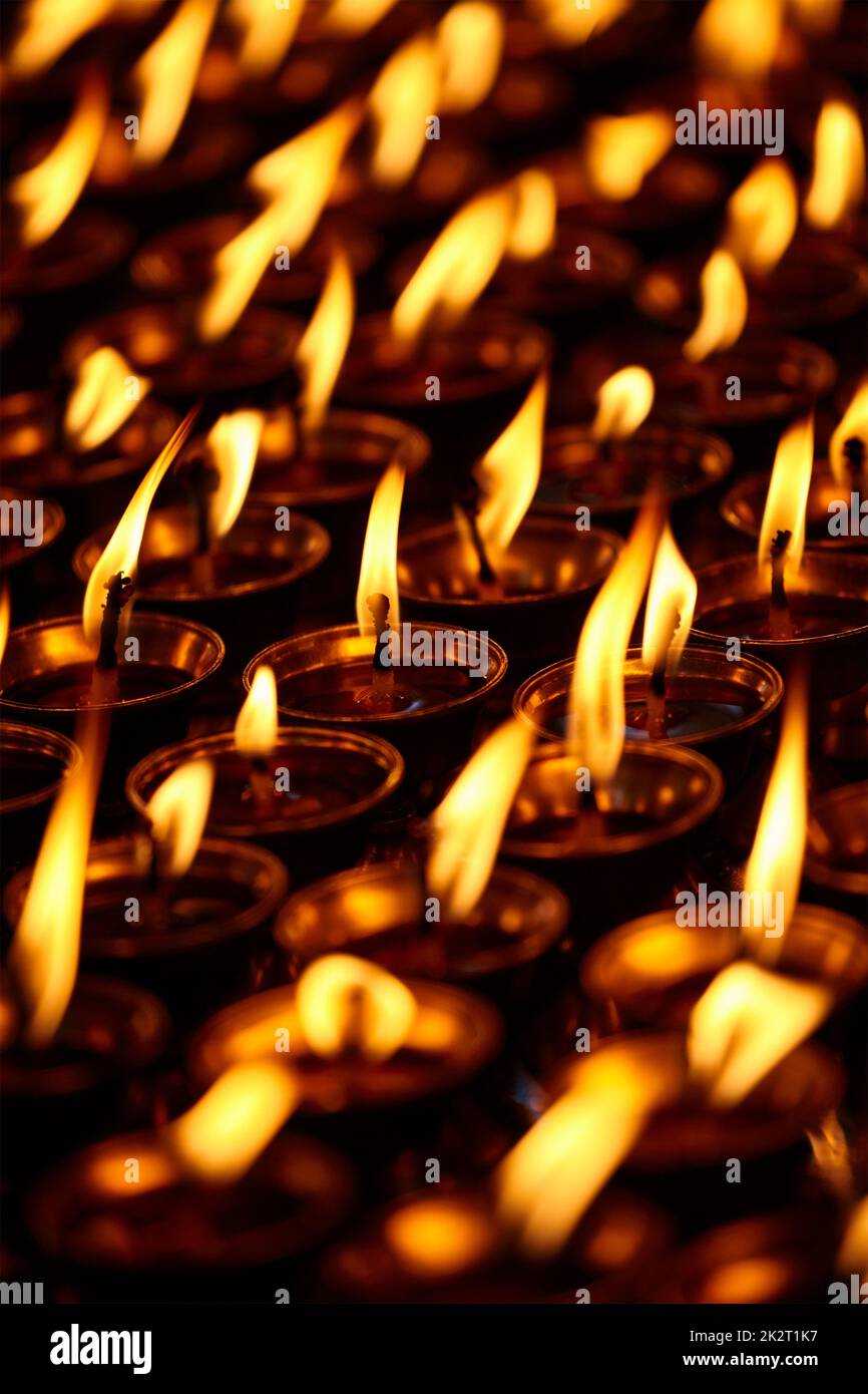 Candele accese nel tempio buddista. Dharamsala, Himachal Pradesh Foto Stock