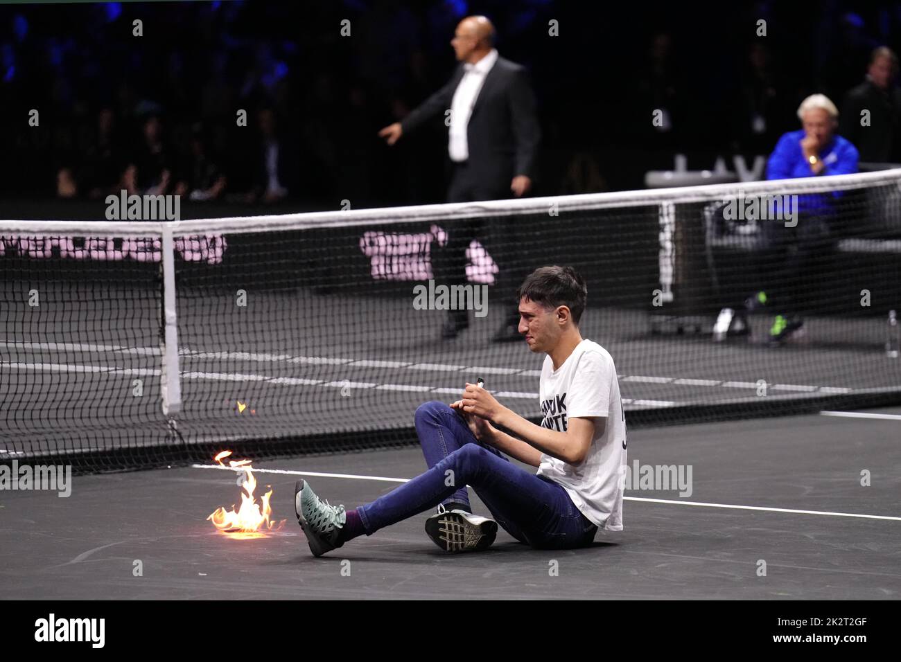 Un protester accende un incendio in campo il primo giorno della Laver Cup alla O2 Arena, Londra. Data immagine: Venerdì 23 settembre 2022. Foto Stock