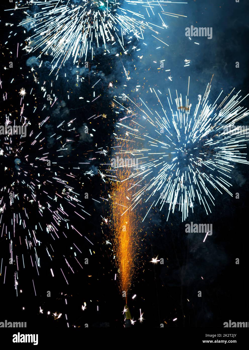 Fuochi d'artificio nel cielo della sera durante la festa di Capodanno Foto Stock