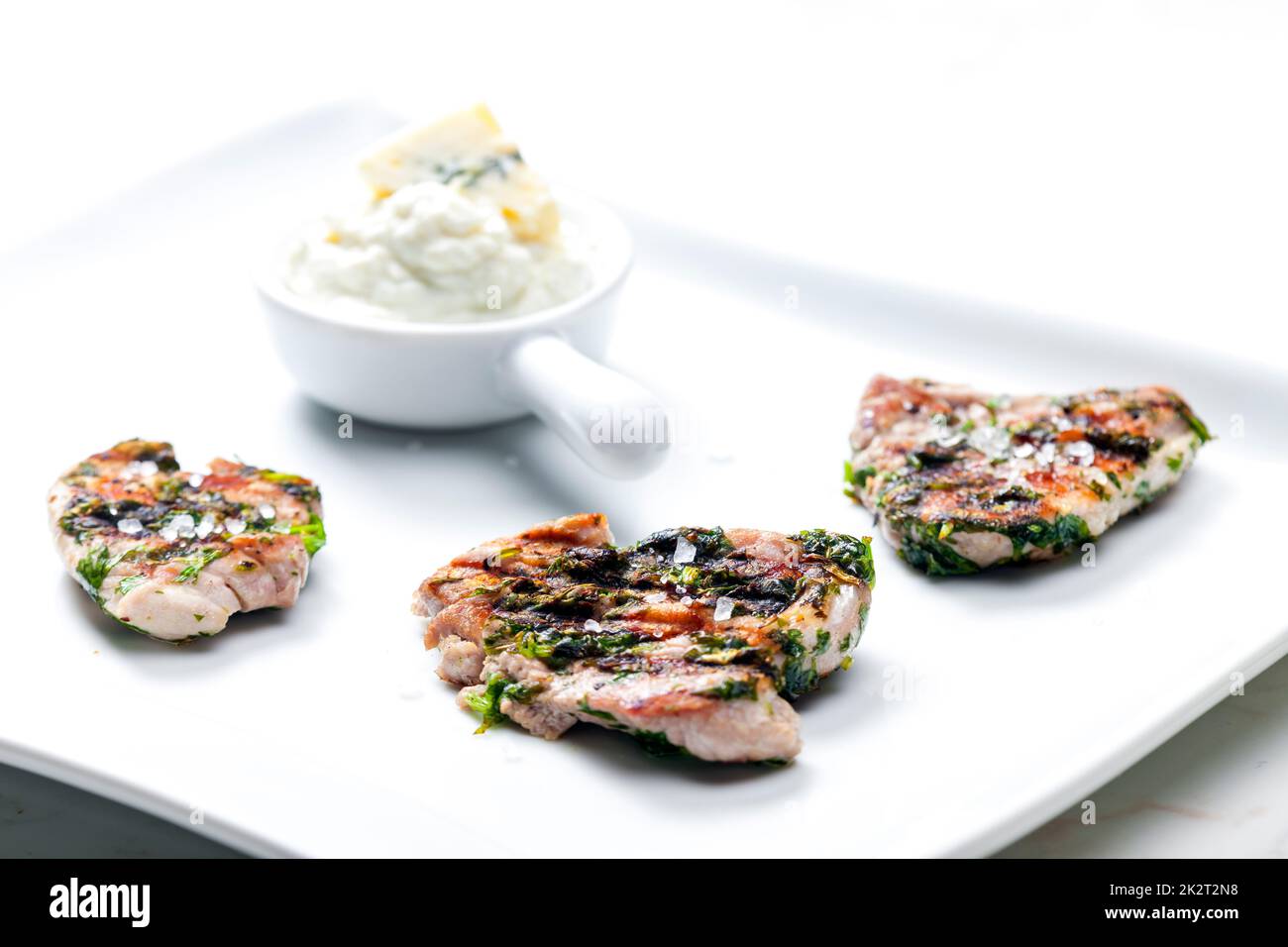 carne di pollame alla griglia con erbe servite con salsa di formaggio blu Foto Stock