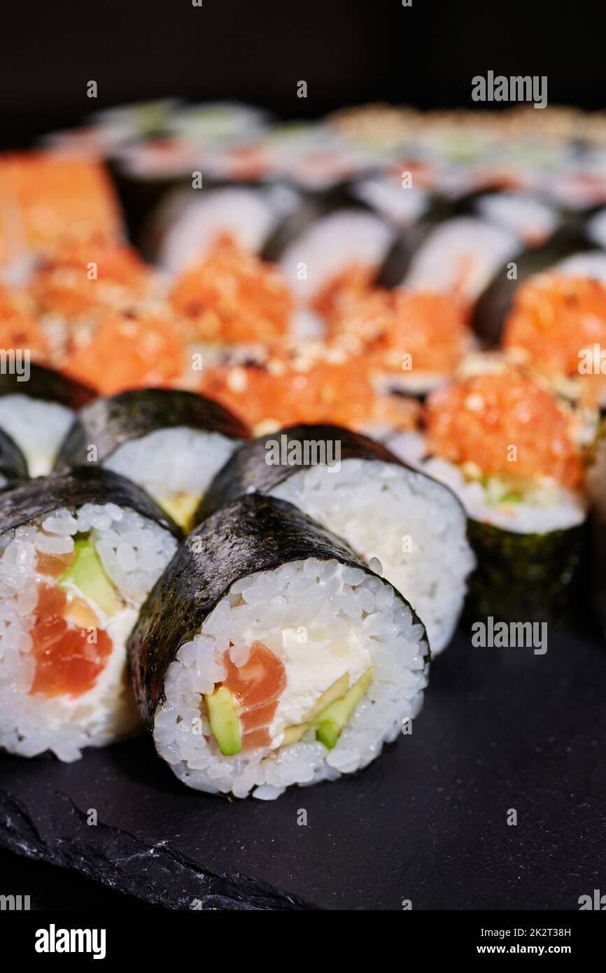Panini Maki ripieni di salmone, avocado e formaggio cremoso. Foto Stock