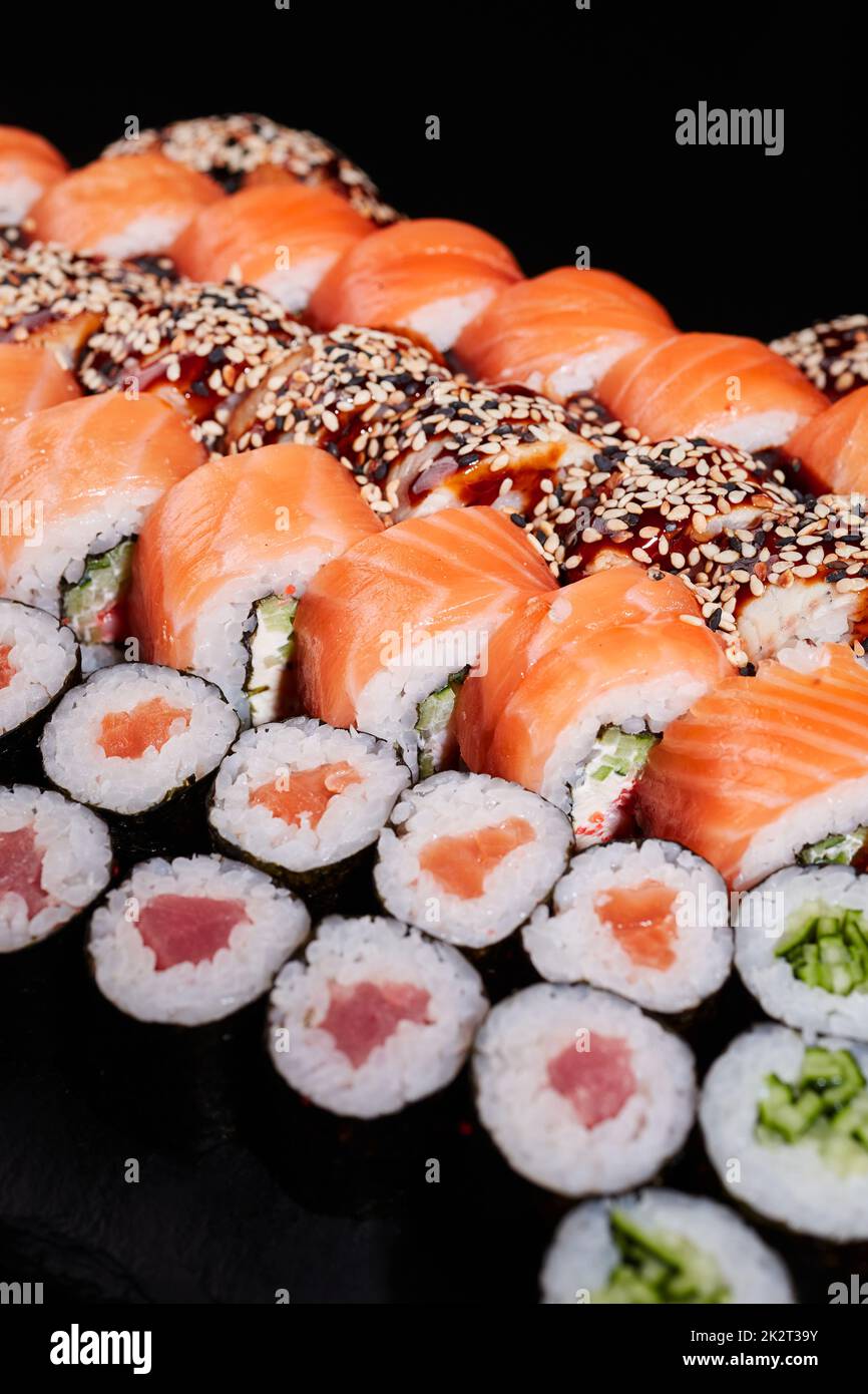 Primo piano di sushi set con un sacco di sushi roll Philadelphia e maki roll. Foto Stock