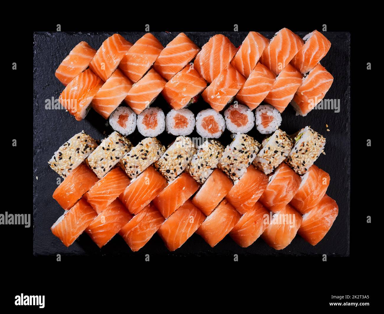 Vista dall'alto del sushi set con molti sushi roll Philadelphia e Mackie Rolls. Foto Stock