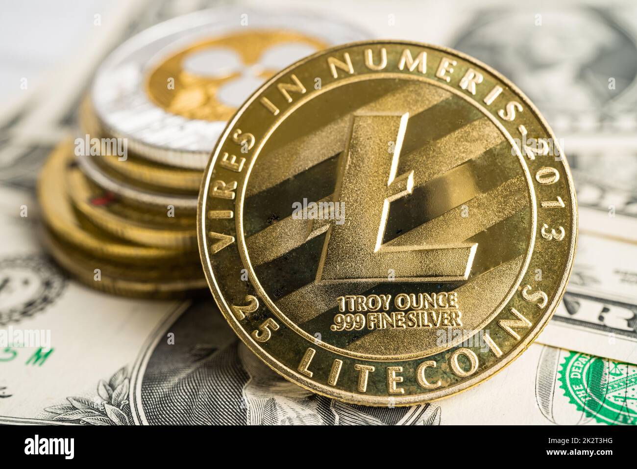 Litecoins o elettronica a livello mondiale scambiano denaro virtuale, blockchain, criptovaluta concetto online. Foto Stock